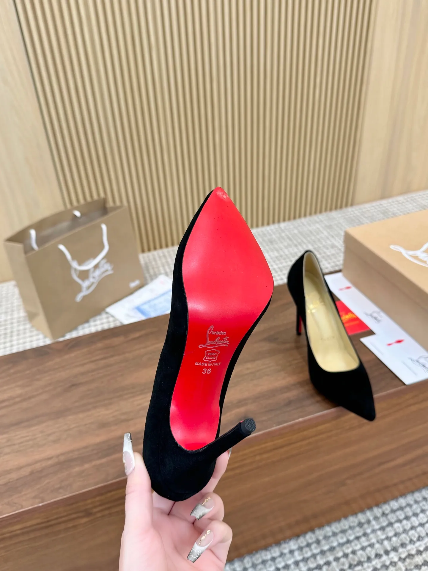 👟👟Ex-factory price 440👟👟 Genuine leather sole +40 Year-round shipment💝Christian Louboutin CL👠 Classic "Matte💎Cow Leather💎Series" noble and luxurious, real blingbling👟👟 Real materials, all customized by the pattern maker, and the materials are made of original customized materials to achieve the taste of the original 6 color options 💍 Upper: Imported 👉 cowhide 💪 Lining: Sheepskin foot pad/lining Size: 34-40.41.42 Heel height: 10.5cm and 8.5cm two options Leather sole Rubber sole
